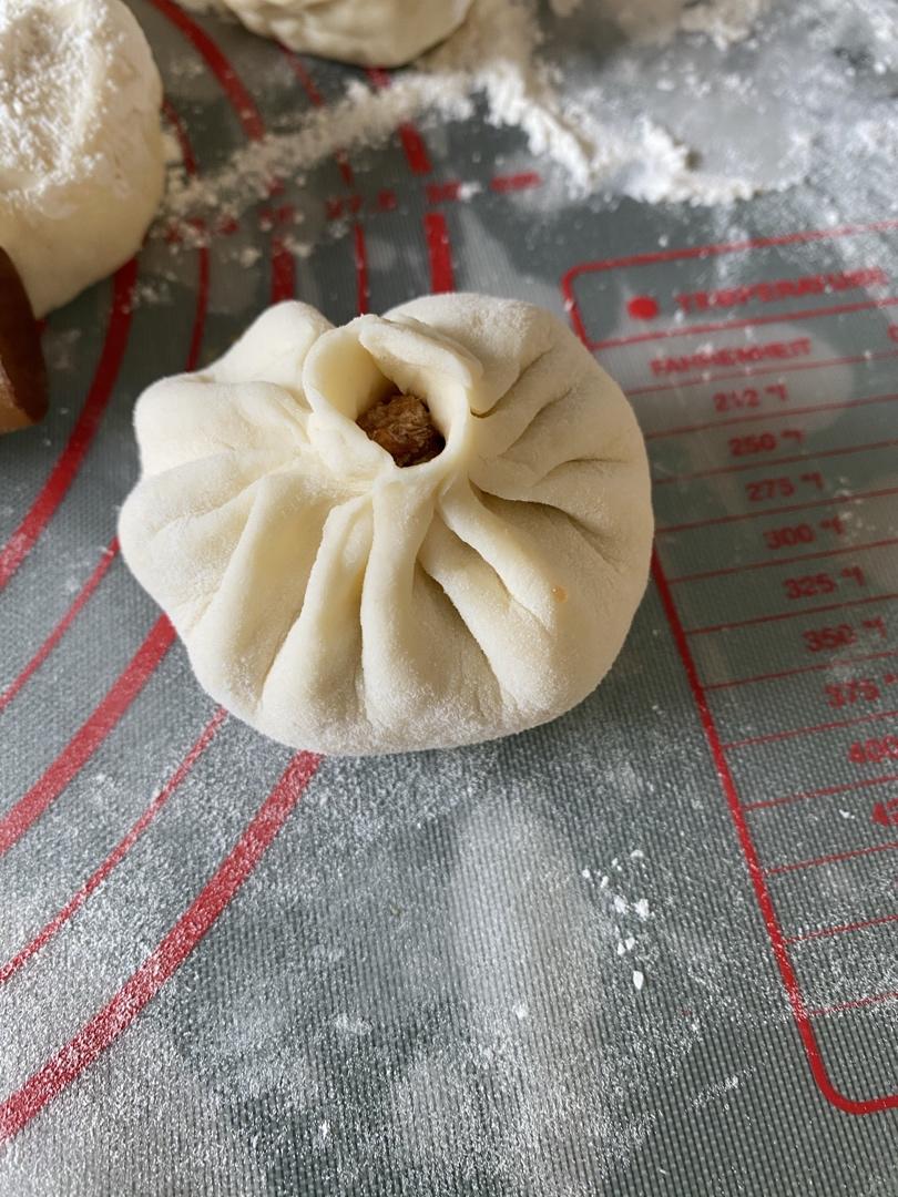 松软多汁的肉包子