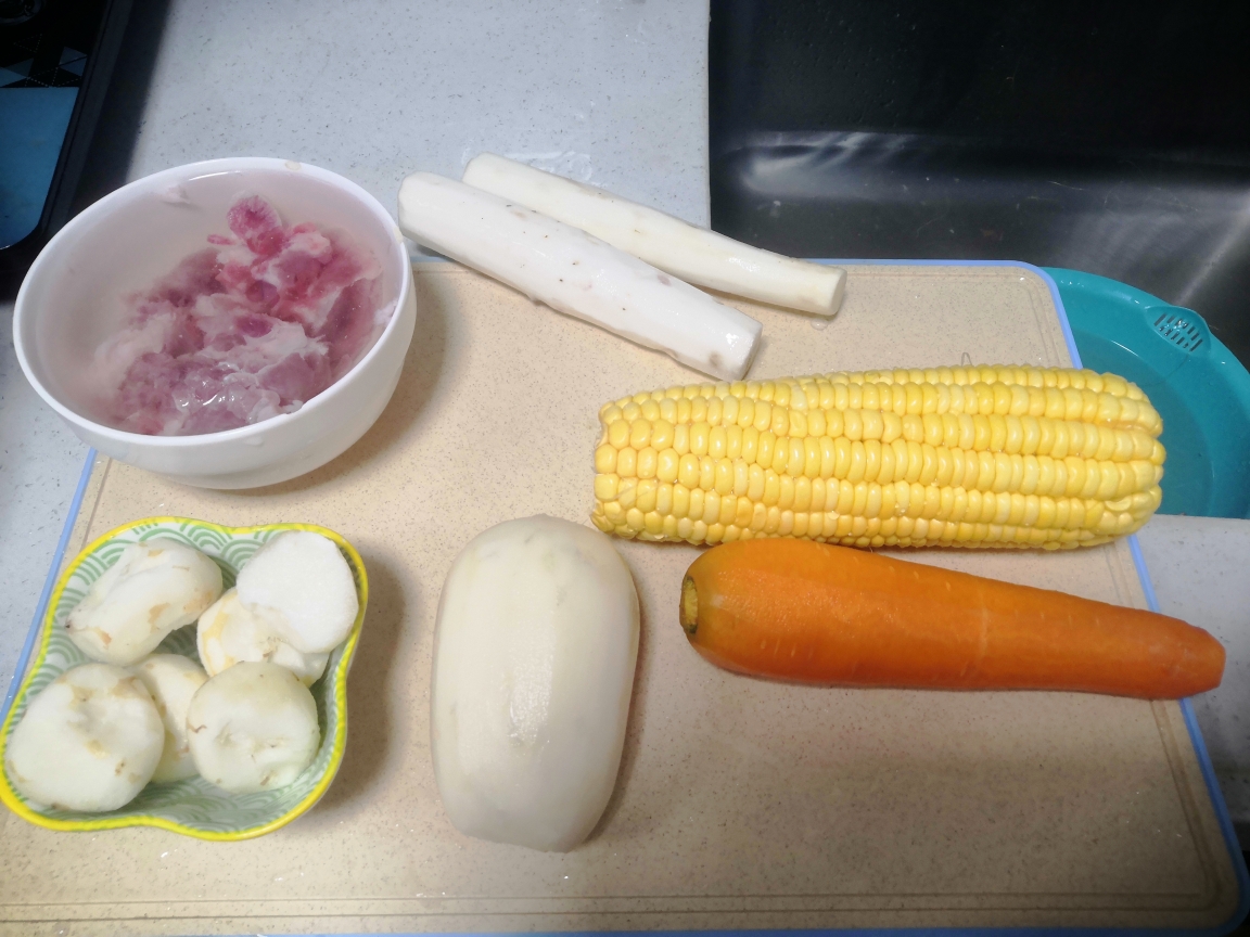 胡萝卜玉米莲藕汤的做法 步骤1