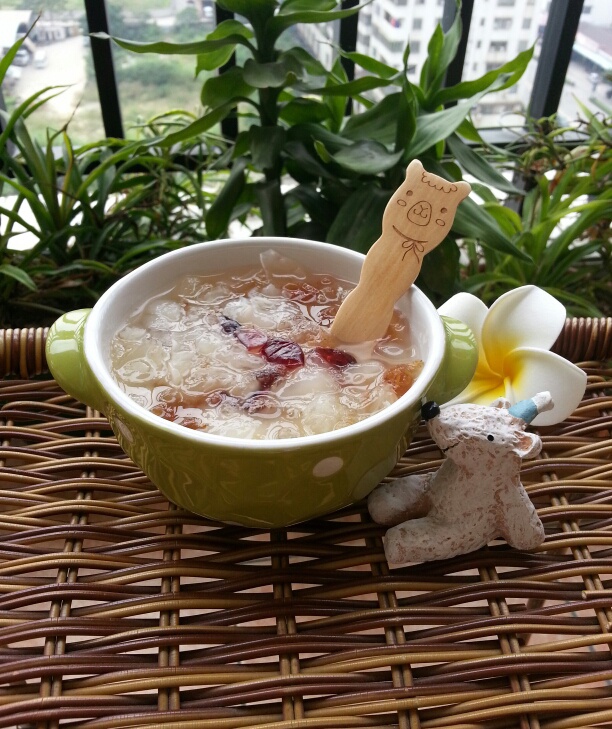 惠妈妈hui做的桃胶皂角米炖银耳