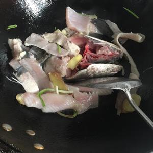 双菇黑鱼汤的做法 步骤6
