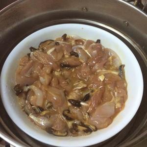 香菇蒸雞腿肉的做法 步骤4