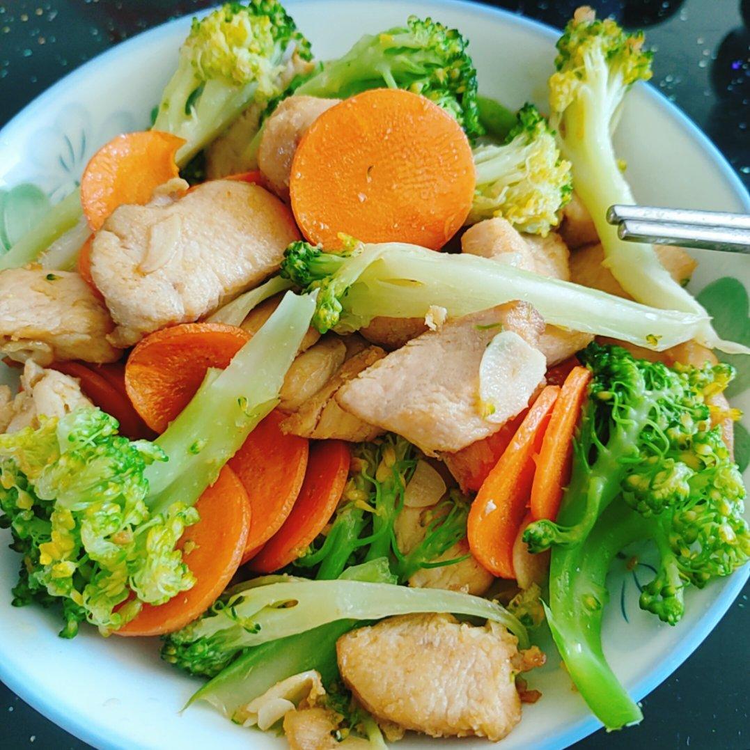 鸡胸肉炒西兰花