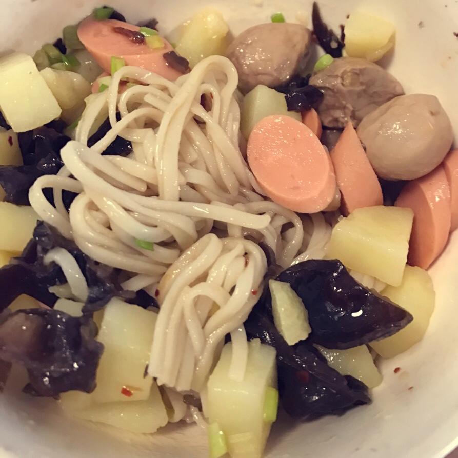 葱爆面—就是汪涵在天天向上里面做的那个啦