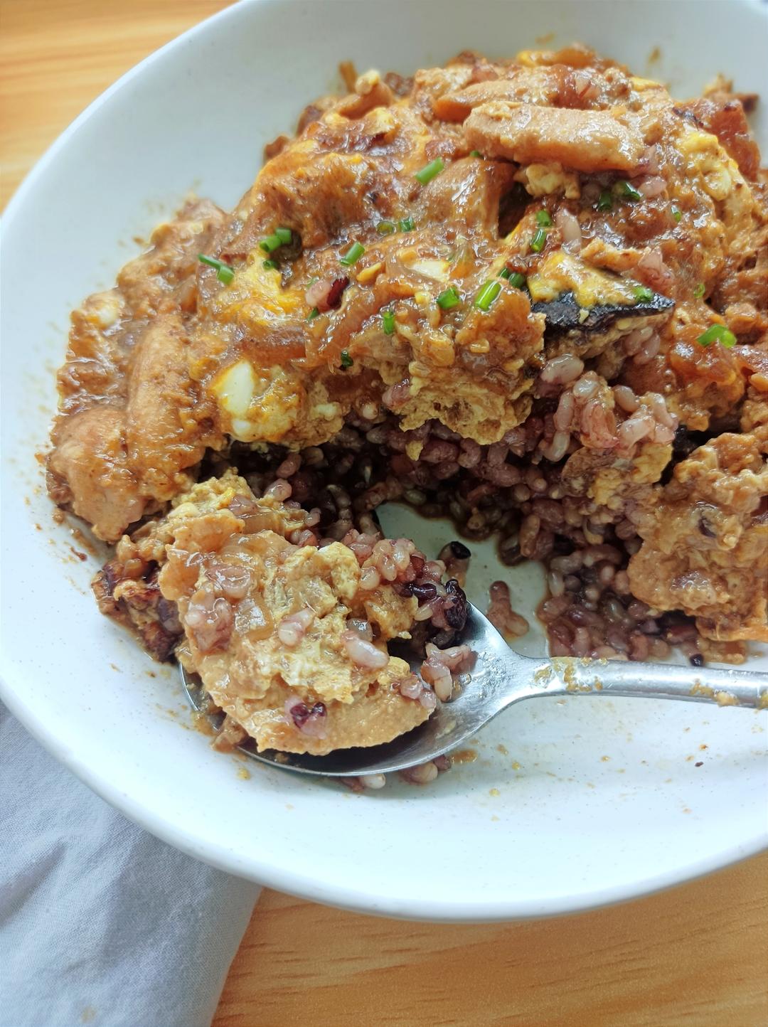 大师菜谱｜柱侯酱香鸡肉滑蛋盖饭