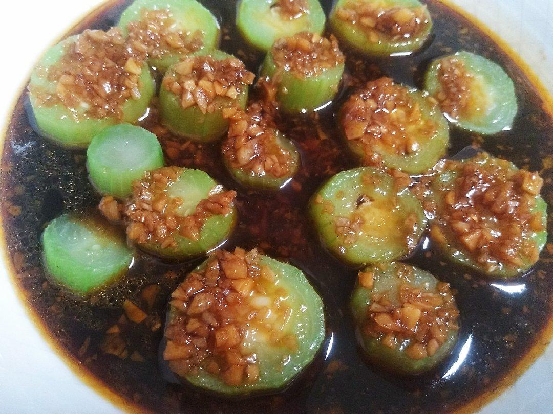 只需要五分钟就可以的美味蒜蓉蒸丝瓜