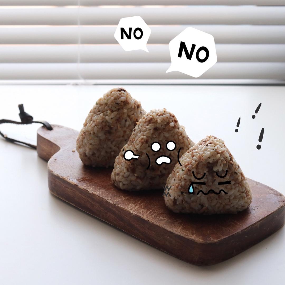 金枪鱼芝麻手捏饭团