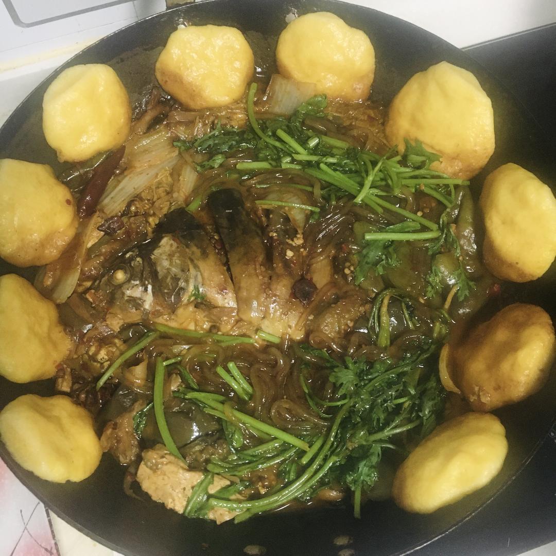 有炒勺就能做的一一家庭版铁锅炖鱼烀饼子的做法