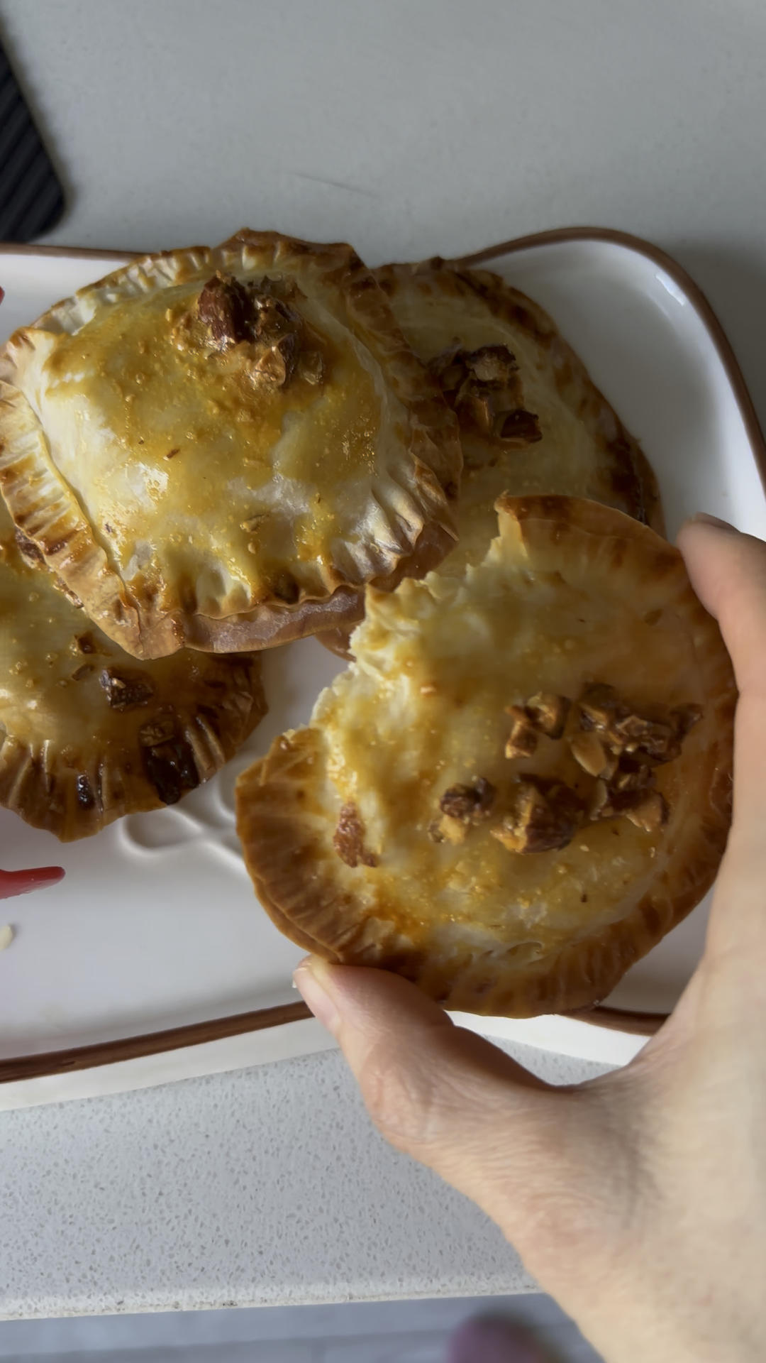 一个苹果两张饺子皮就能做出来香甜酥脆的小甜品