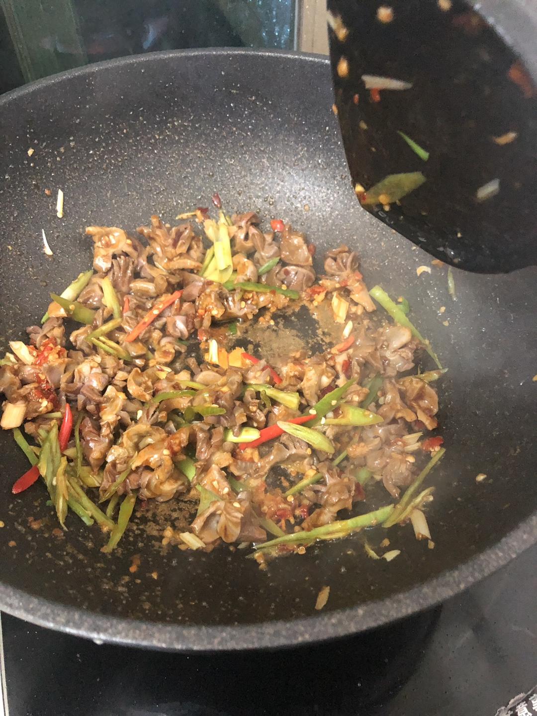 蒜薹鸡胗