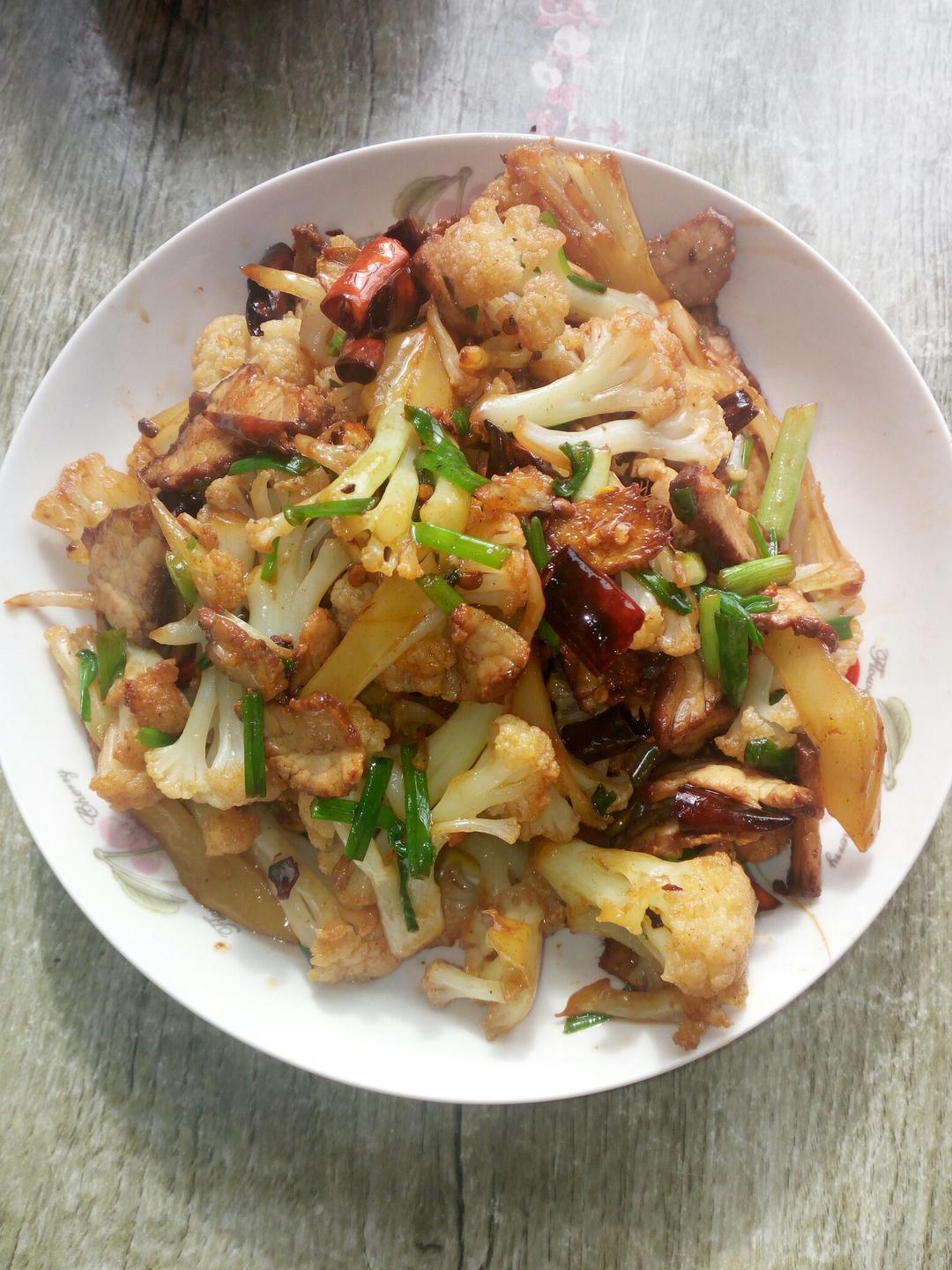 饭店必点的干锅花菜，是这么做出来的。