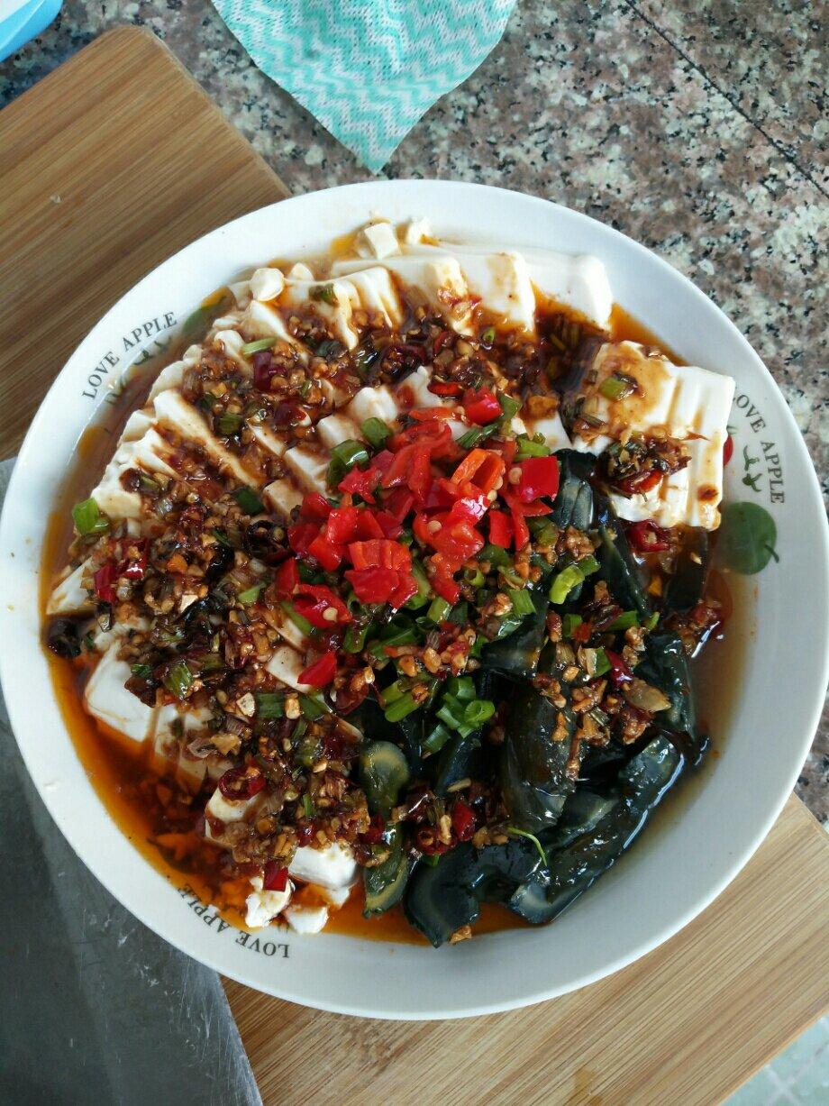 双椒拌皮蛋豆腐