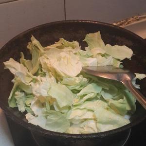 家常干锅手撕包菜的做法 步骤3