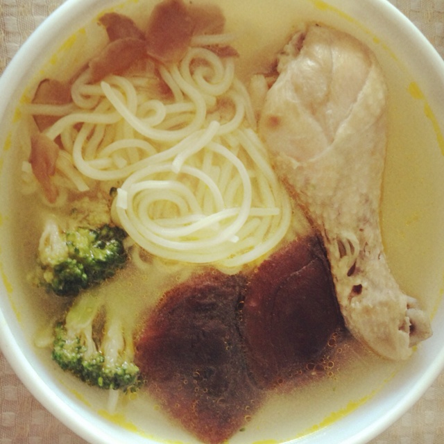鲜菇鸡腿汤面