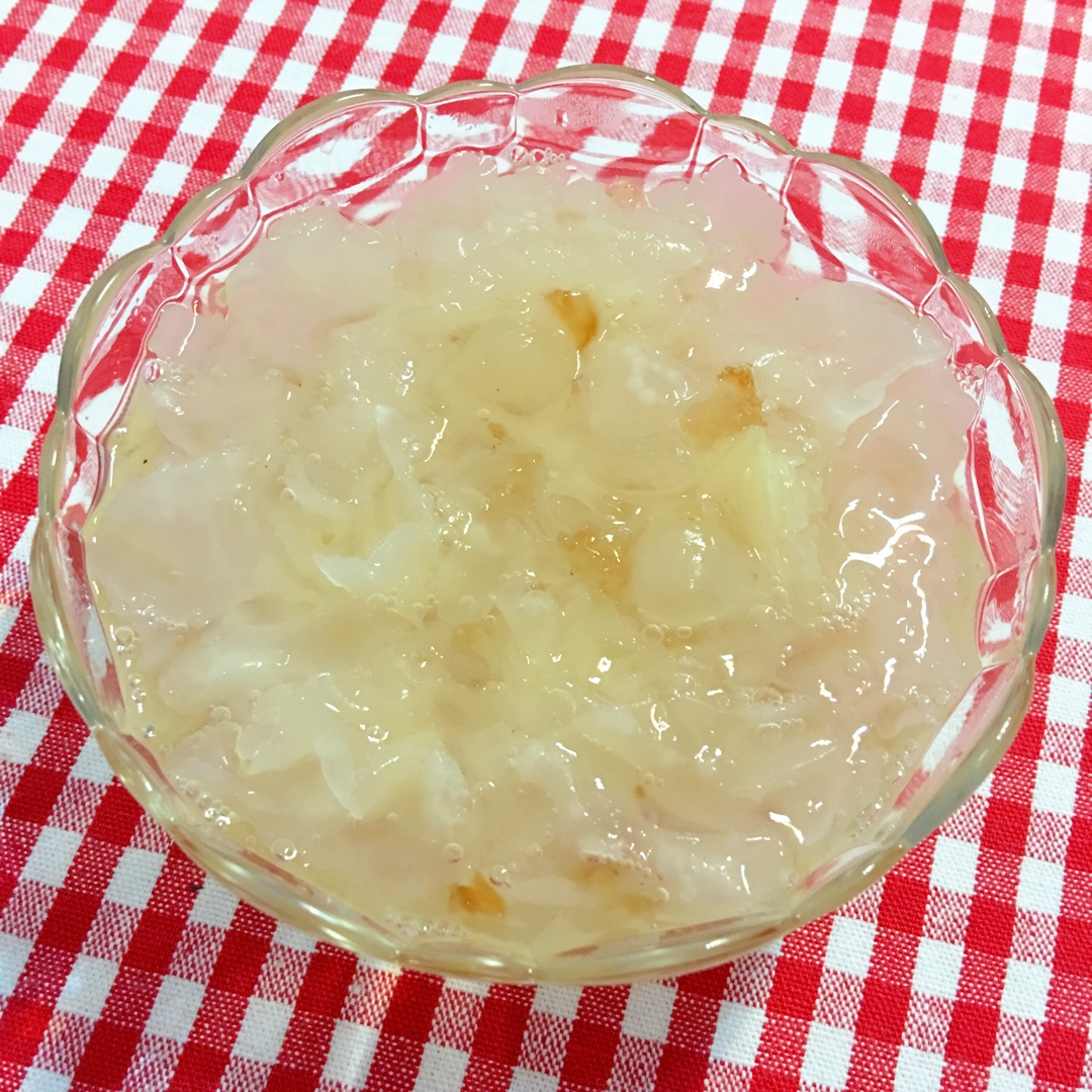 桃胶皂角米炖银耳