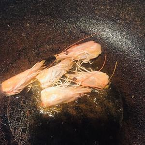调料只用盐巨简单的虾仁豌豆的做法 步骤3