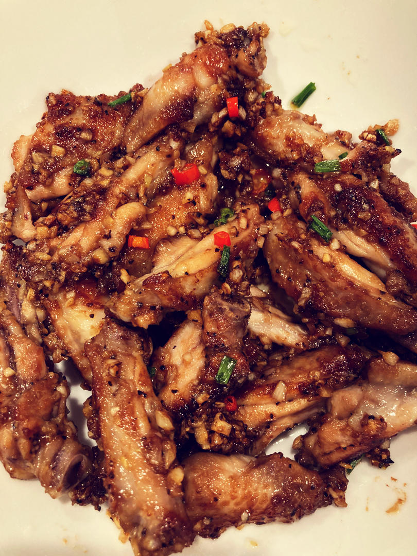 蒜香浓郁，鲜嫩多汁的蒜香鸡翅