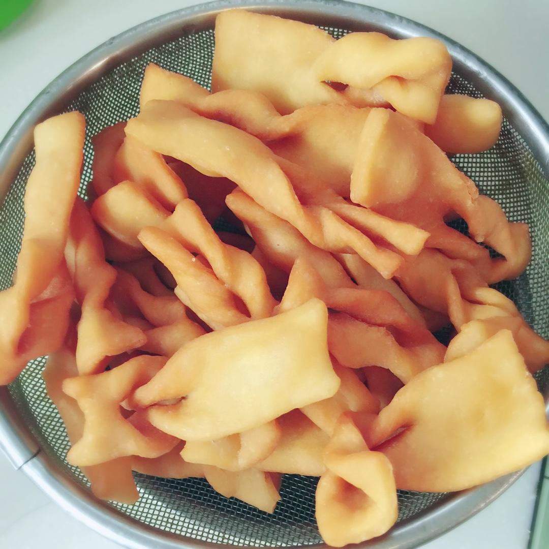 懒懒的美美做的干炸面果儿