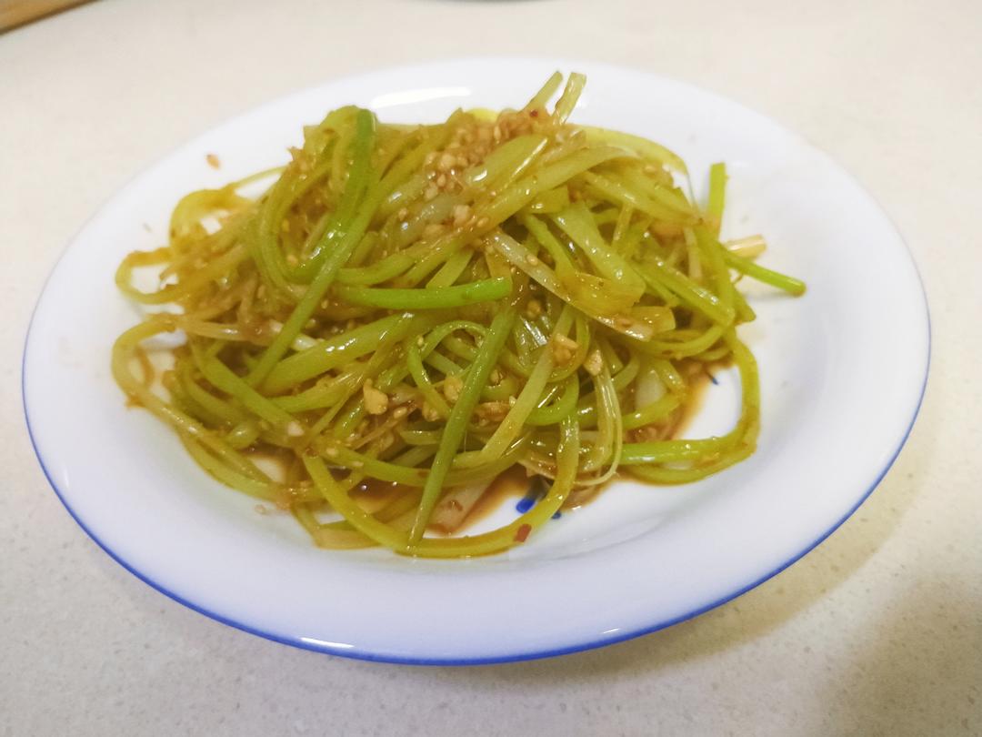 湖南口味凉拌手撕蒜苔