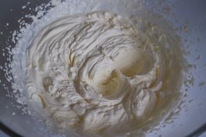 fluff棉花糖—竹炭覆盆子奶冻卷的做法 步骤26