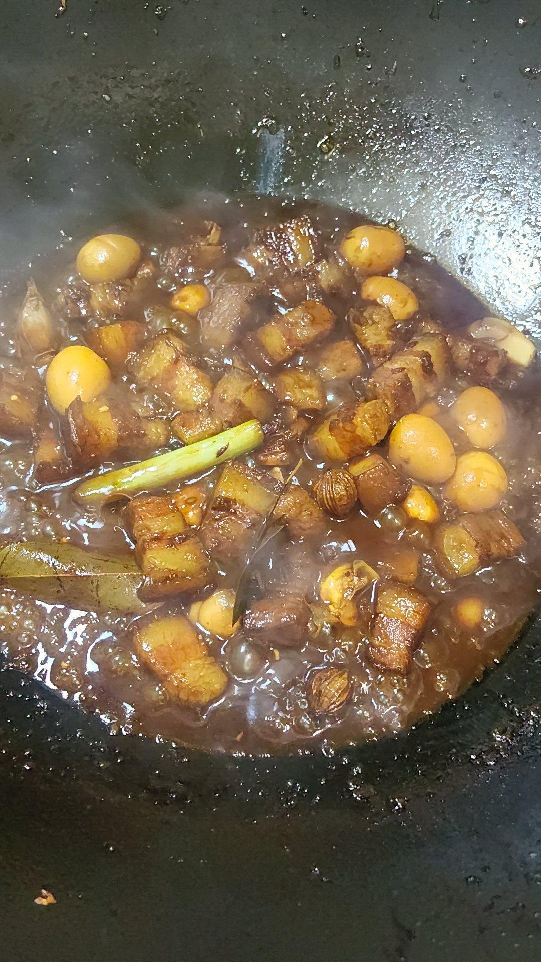 红烧肉炖鹌鹑蛋