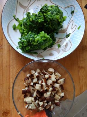 凉拌香菇菠菜的做法 步骤2