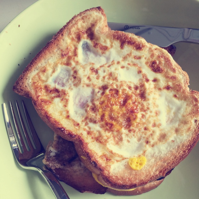 鸡蛋火腿藏在吐司里