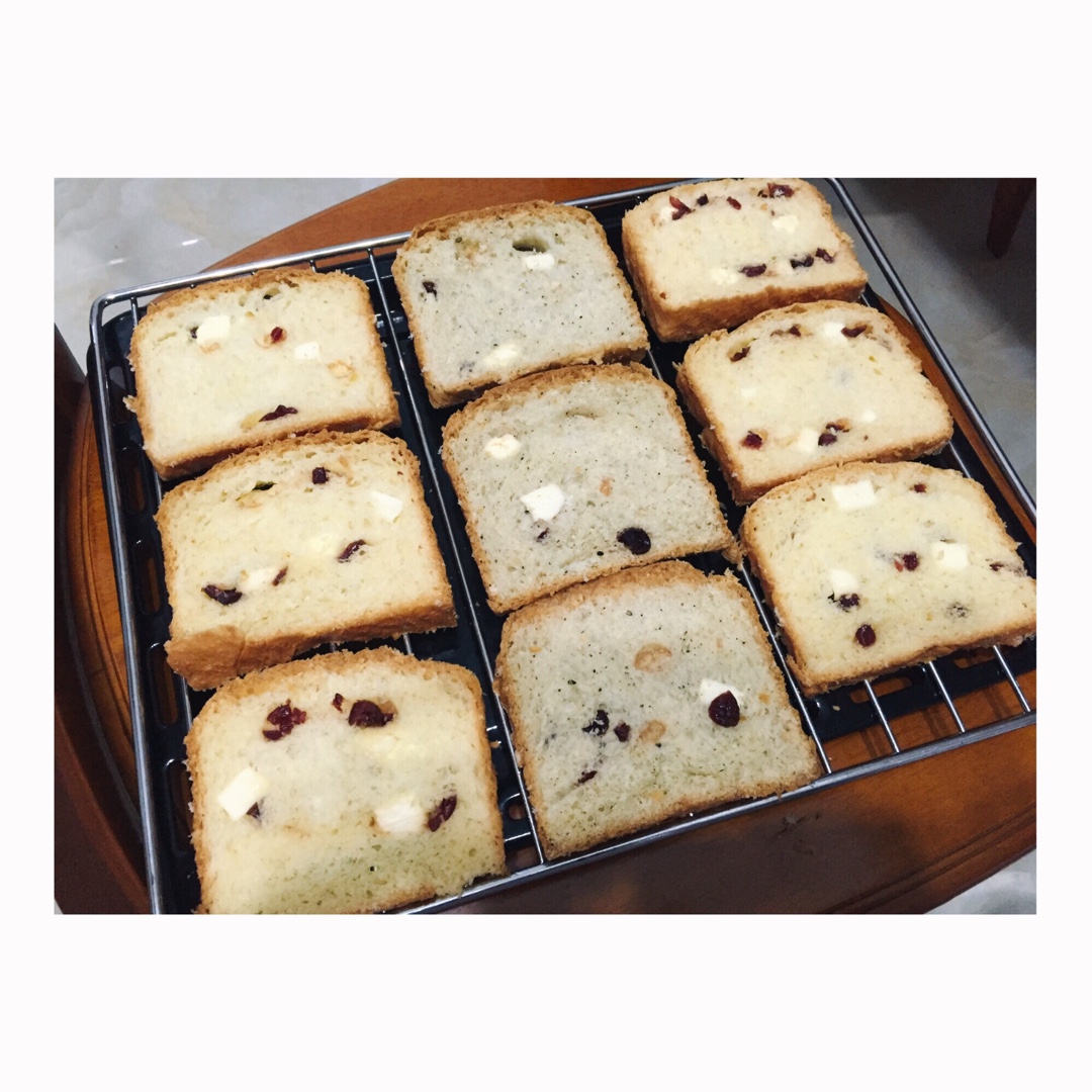 软萌萌的蔓越梅奶酪面包