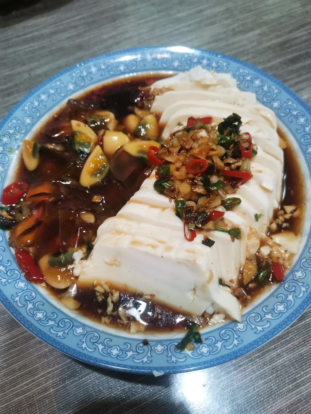 双椒拌皮蛋豆腐