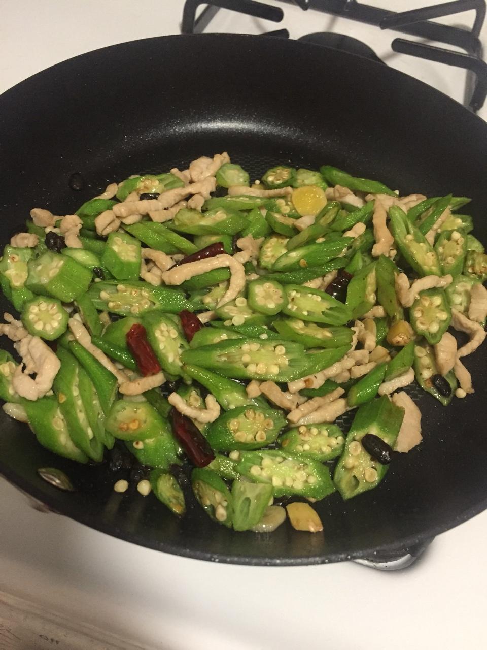 超级下饭的秋葵小炒肉