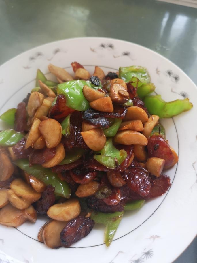 快手下饭菜：杏鲍菇尖椒炒腊肠的做法
