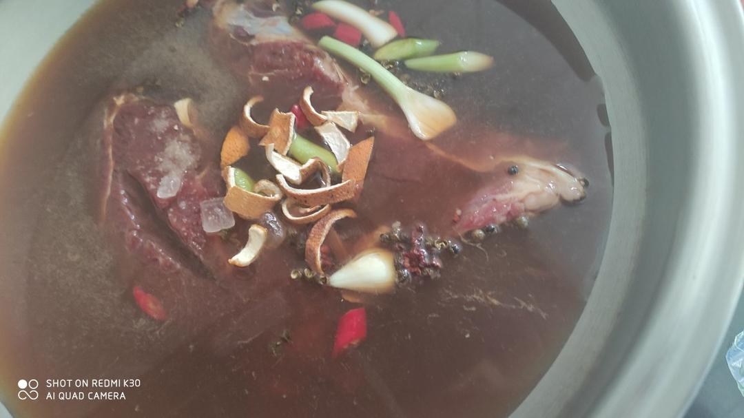 就像有句话所说：成年人的世界里，从来就没有“容易”二字。很多时候，你只能单枪匹马，直面生活的兵荒马乱。