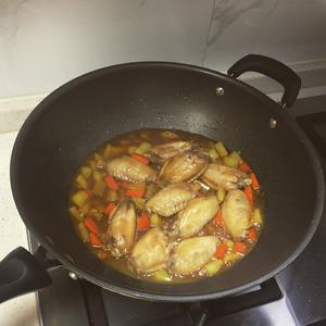 土豆紅蘿蔔燜雞翅的做法 步骤5