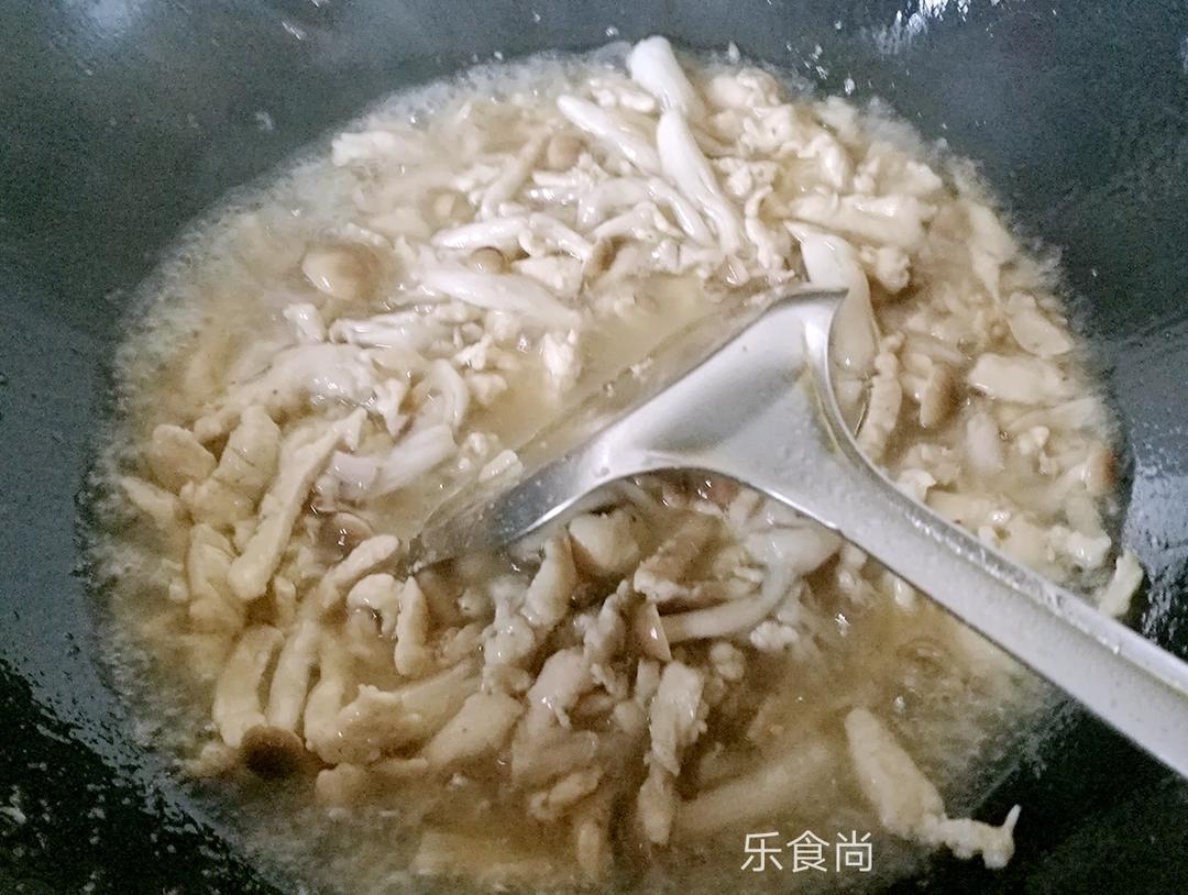 新手也可操作的鲜香滑嫩的～～干煸蟹味菇麻辣鸡丝的做法 步骤3