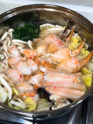 鲜甜低卡的蟹腿菌菇鲜蔬汤的做法 步骤3