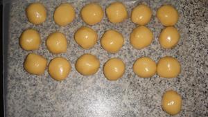 广式月饼——蛋黄莲蓉月饼的做法 步骤6