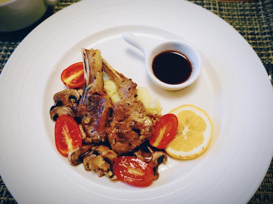 嫩烤法式小羊排配蓝莓红酒汁