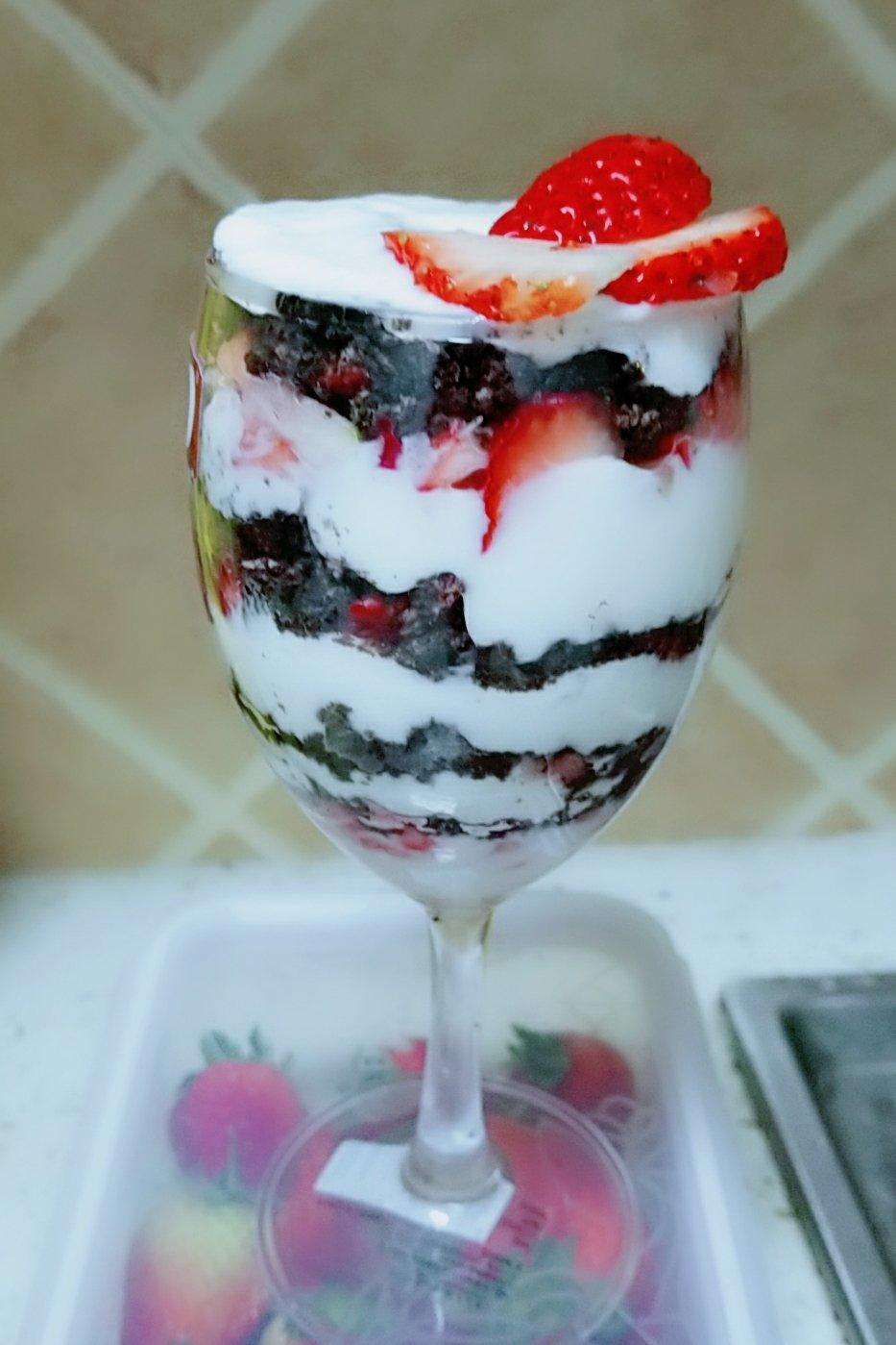 爱吃也爱做ing做的奥利奥酸奶水果杯