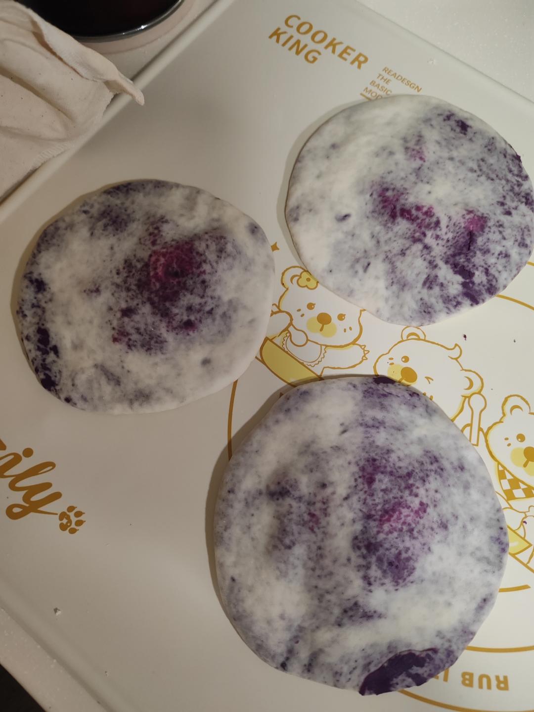 松软的紫薯薄饼