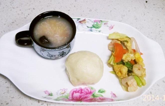 20141104早餐 八宝粥、葡萄干馒头、西芹洋葱虾仁炒蛋的做法
