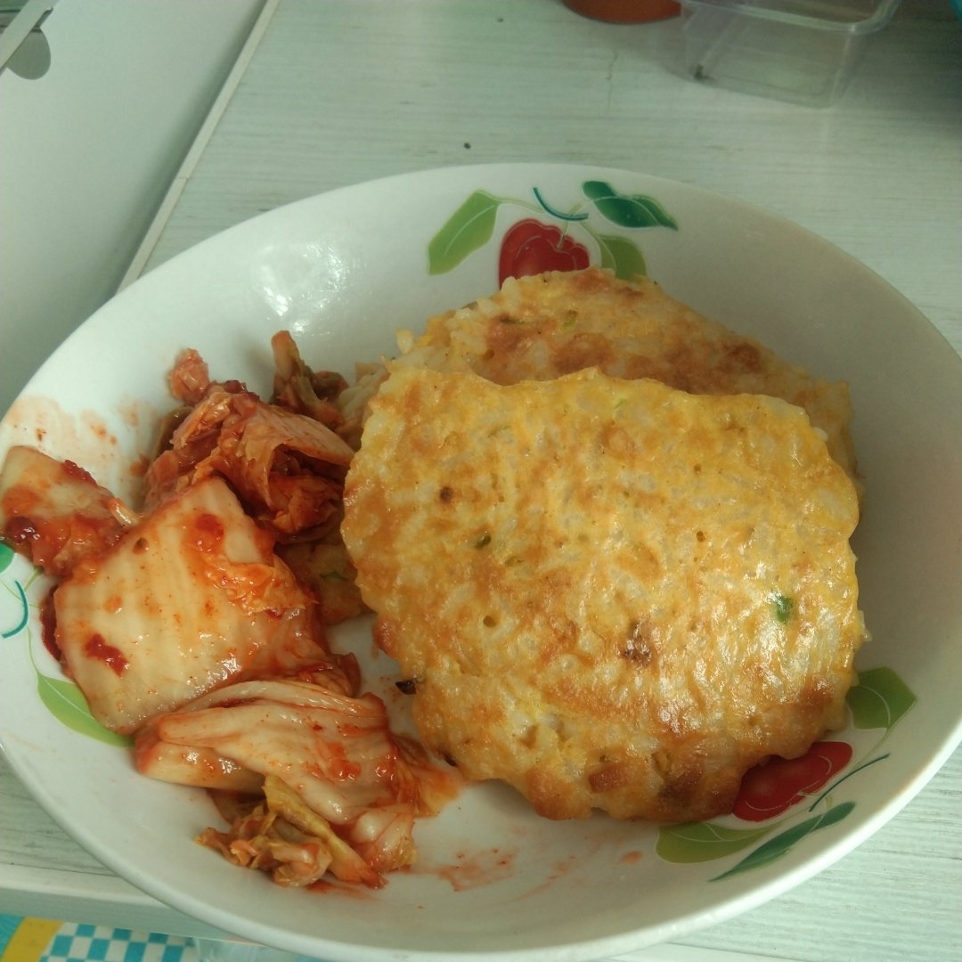 早餐蛋饼，解决剩米饭的好方法，食材随意味道超赞👍
