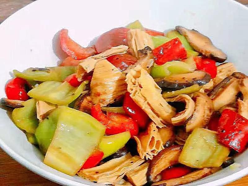 味道鲜美的三椒腐竹，素菜也可以滋味十足！的做法