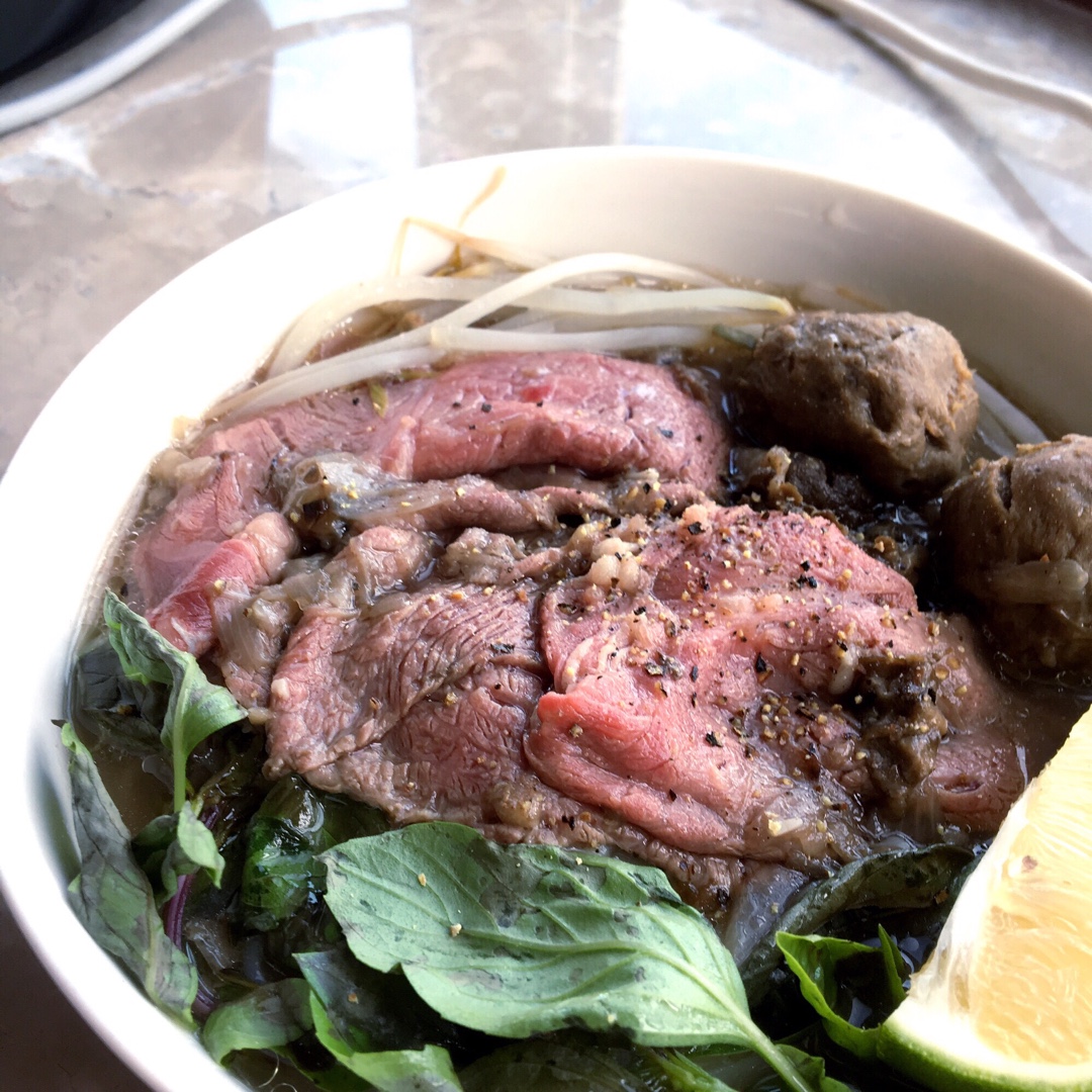 必须强调步骤是正宗的的越南牛丸牛肉河粉pho