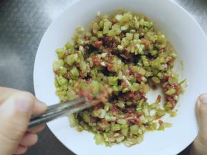 芹菜牛肉水饺的做法 步骤2