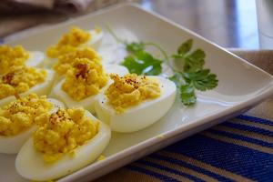 派对必备——美式芥末鸡蛋沙拉 deviled eggs salad的做法 步骤3