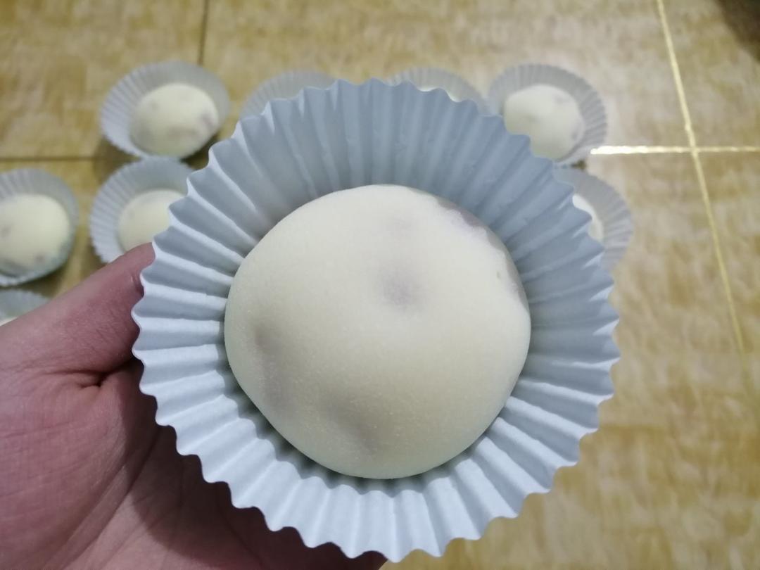 超详细零失败的雪媚娘教程
雪媚娘细白软糯，第一口咬QQ的皮再来就是里面是奶香怡人的淡奶油，裹着好吃的水果粒，口感丰富或咬到奥利奥咔呲咔呲脆。店铺里卖的雪媚娘还挺贵的，自己动手丰衣足食吧！其实做法也不难，快来一起动手吧！