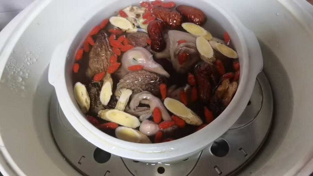 羊肚菌四神鸽子汤