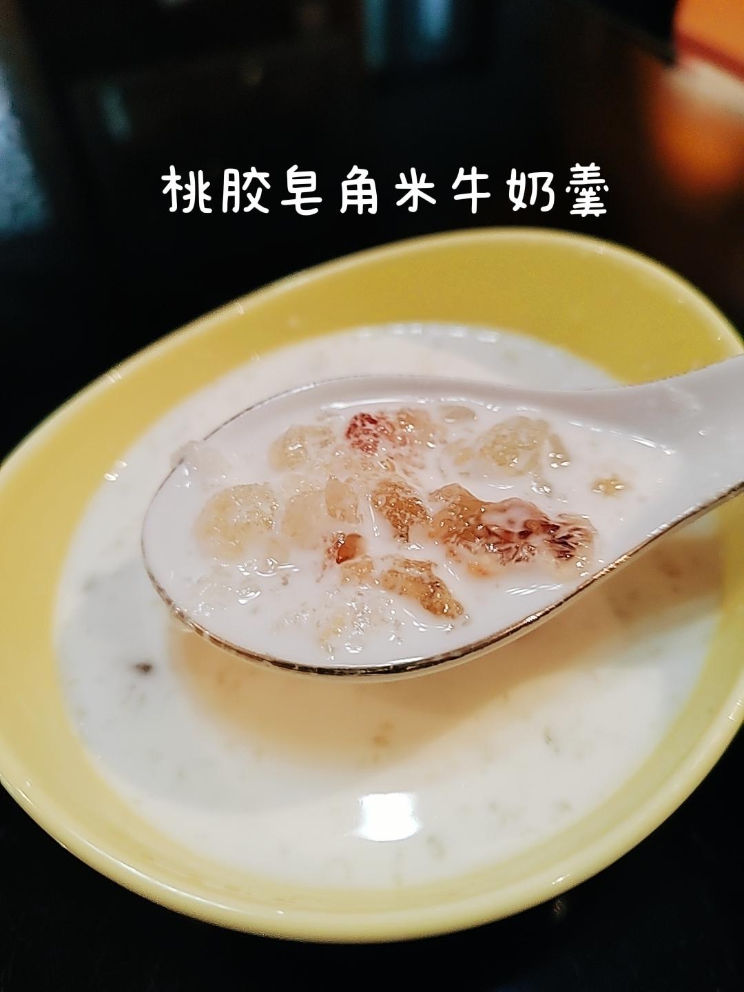 《桃胶皂角米雪燕银耳牛奶羹》据说一碗等于敷30片面膜的功效