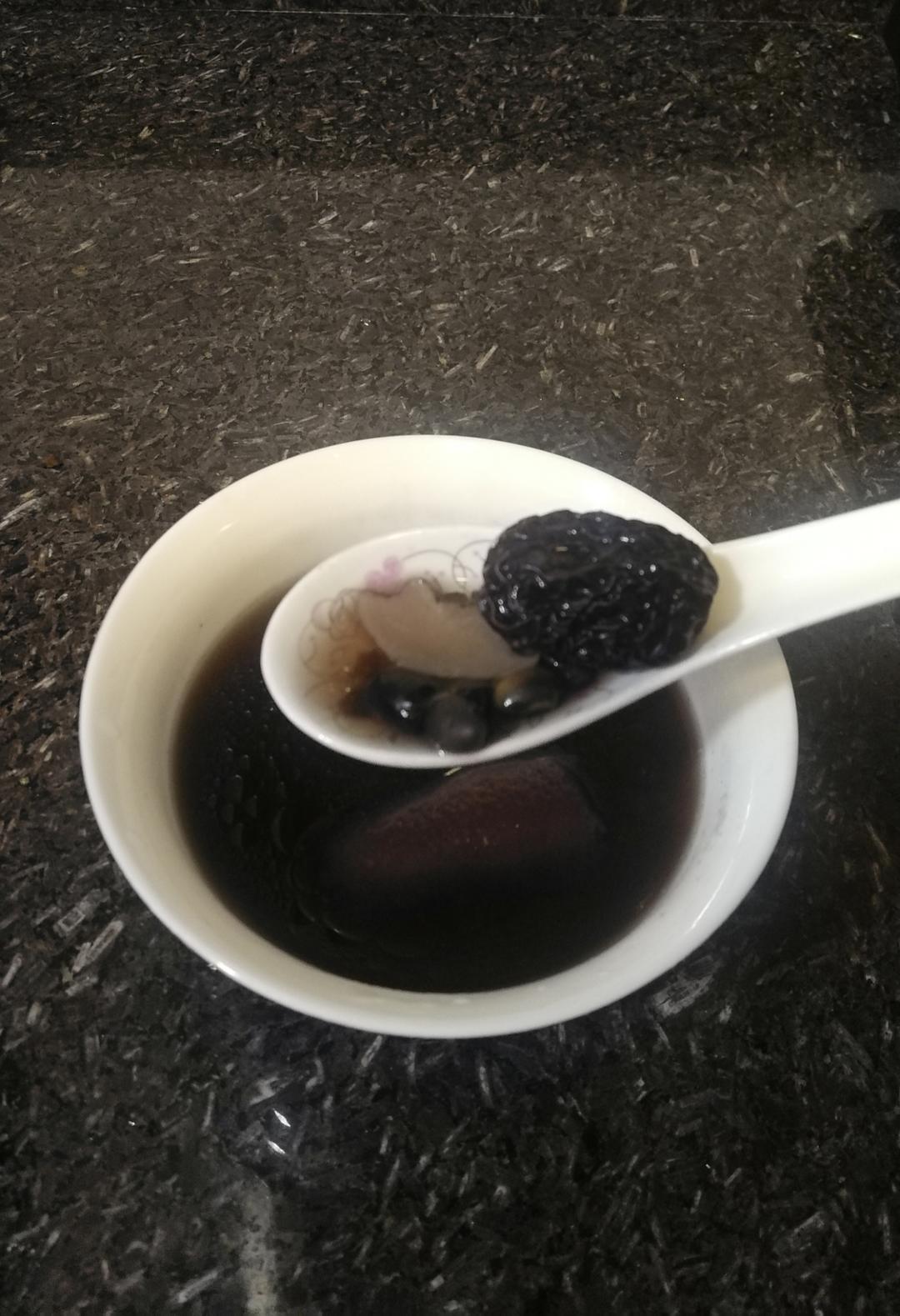 黄精生地黑豆猪脚汤的做法
