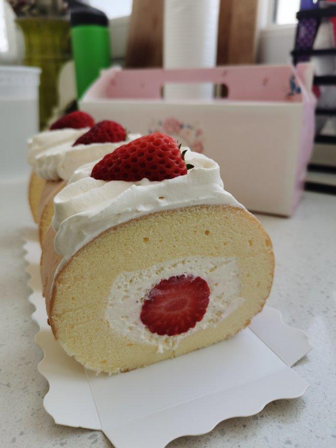 撒满肉松和香葱来块咸香的点心—香葱辣松蛋糕卷