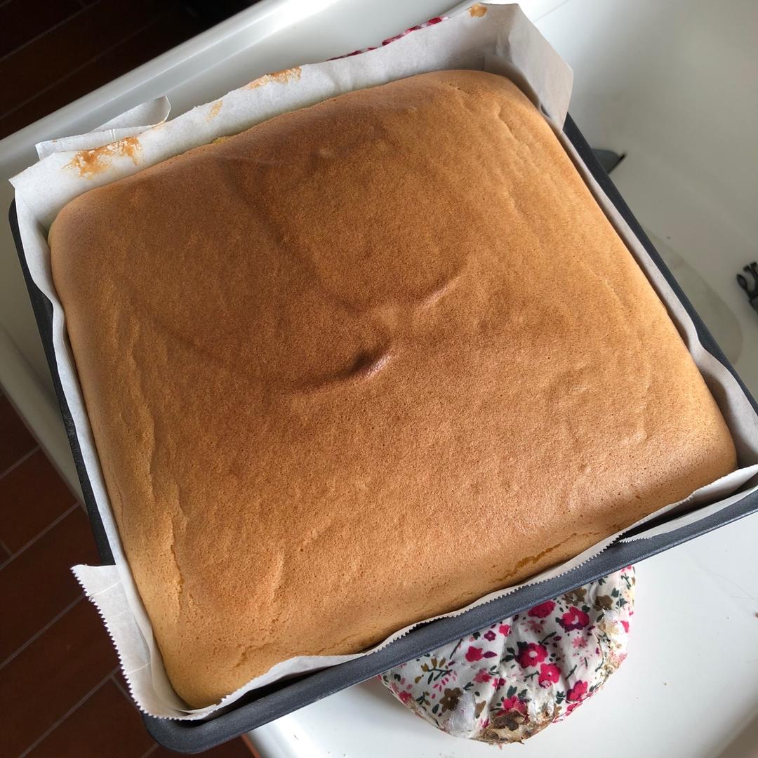 草莓奶油蛋糕/基础戚风胚，徒手脱模剖片及抹面挤花/「戚风及其衍生」烘焙视频蛋糕篇1